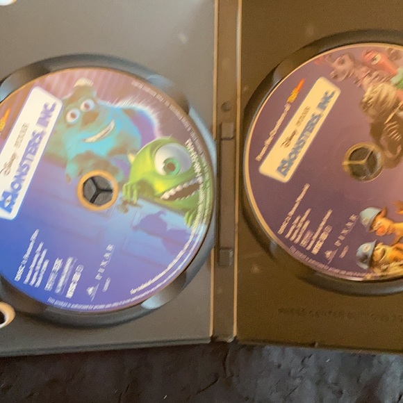 ⚡️⚡️5/$20 🍿Finding Nemo, monsters Inc., bugs life,Wall - E  &The Incredibles 🍿 - Picture 4 of 5